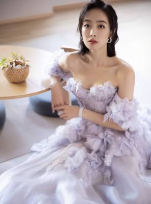 35岁宋茜美成仙，穿紫色花朵裙唯美浪漫，直角肩、天鹅颈太迷人