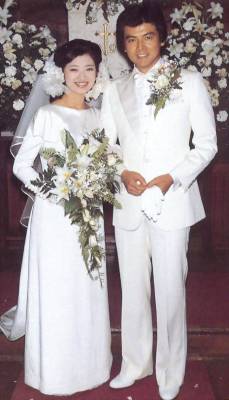 三浦友和夫妇真是“神仙眷侣”，30年前的情侣穿搭，如今依然惊艳