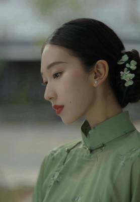 刘令姿绿色旗袍写真，清新素雅，温婉动人，氛围感满满。