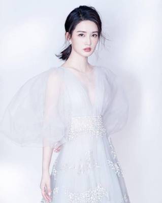 李沁才是“小仙女”，穿白色纱裙温柔可爱，天然脸就是美！