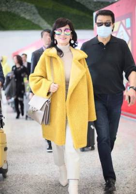 赵雅芝和老公走机场，黄色摇粒绒大衣温暖时髦，74岁老公穿出反差