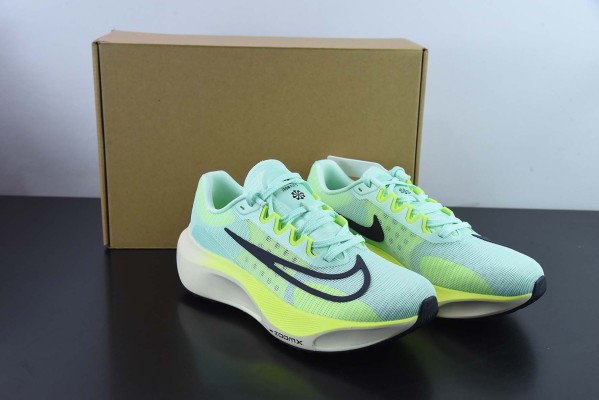 耐克Nike Zoom Fly 5白绿黑超轻女子跑步鞋 货号：DM8968-300