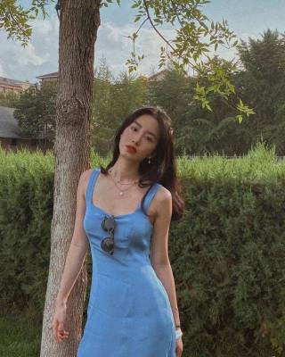 杨采钰不愧“文艺女神”！穿蓝色连衣裙穿出法式高级感，时髦味浓