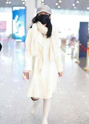 陈妍希太会穿了，白色大衣配高筒靴时髦又潮流，乖乖女的既视感