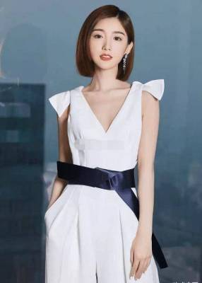 32岁的毛晓彤剪了个波波头，穿上白色连体裤，干练又时髦