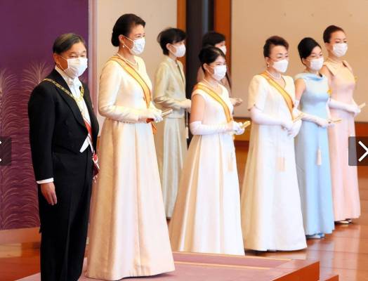 日本皇室2023年新年庆典！爱子公主支棱起来了，穿白色礼服裙好美
