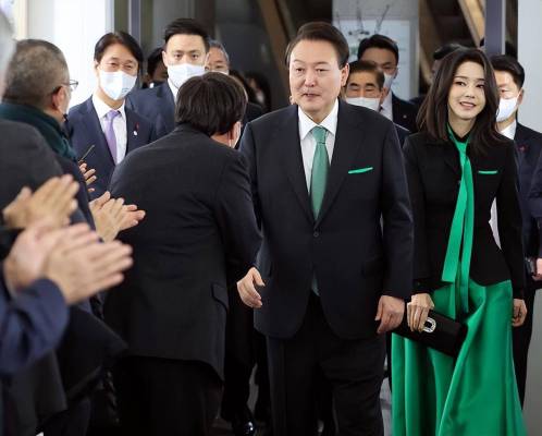韩国第一夫人陪老公去看新年演出！绿裙好华丽，笑起来脸有点僵啊