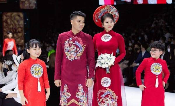 越南时装周：21世纪奥黛仍然流行，依稀有着大南帝国的神韵