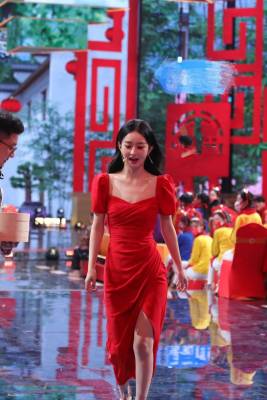 赵丽颖一袭红裙太惊艳，喜庆又时髦的穿搭，这种红色大有说法