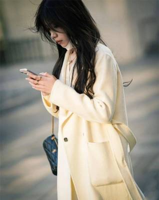 被“北京女生”街拍惊艳了：穿衣不花，头发微卷，看着就优雅时髦