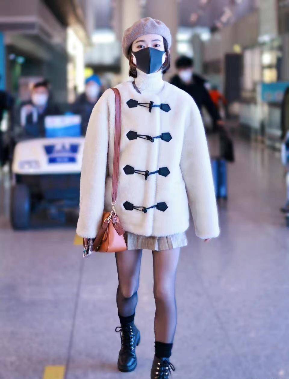 吴谨言现身机场，毛绒外套搭配短裙，戴贝雷帽时髦又减龄！
