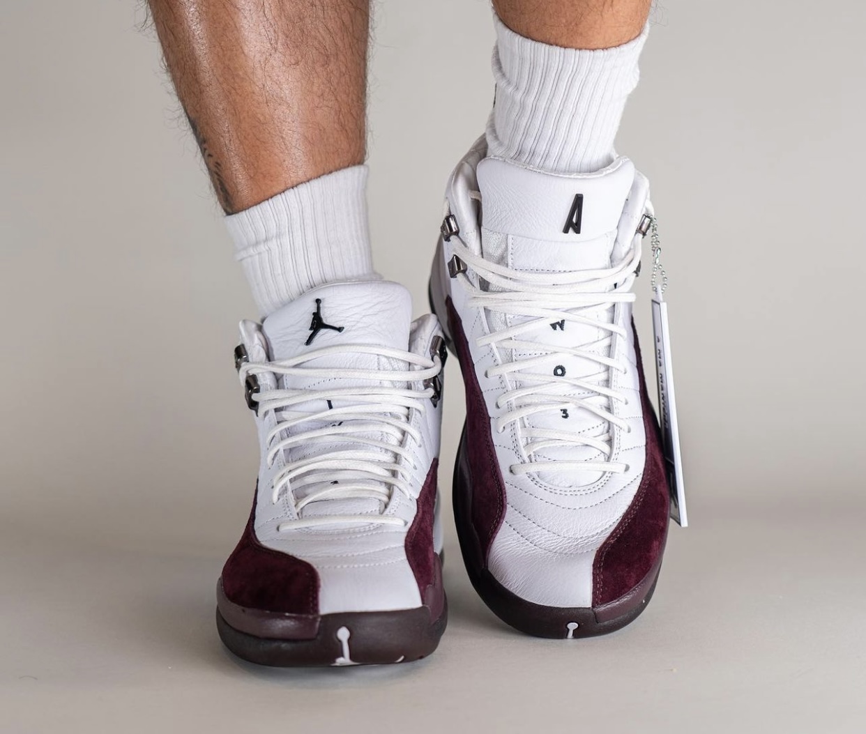 A Ma Maniére x Air Jordan 12“白色”的脚上照片
