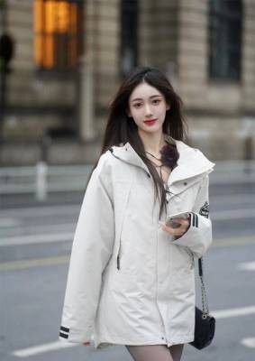 杭州女生真不怕冷，大冬天在街上玩“下身失踪”，为赶时髦真拼