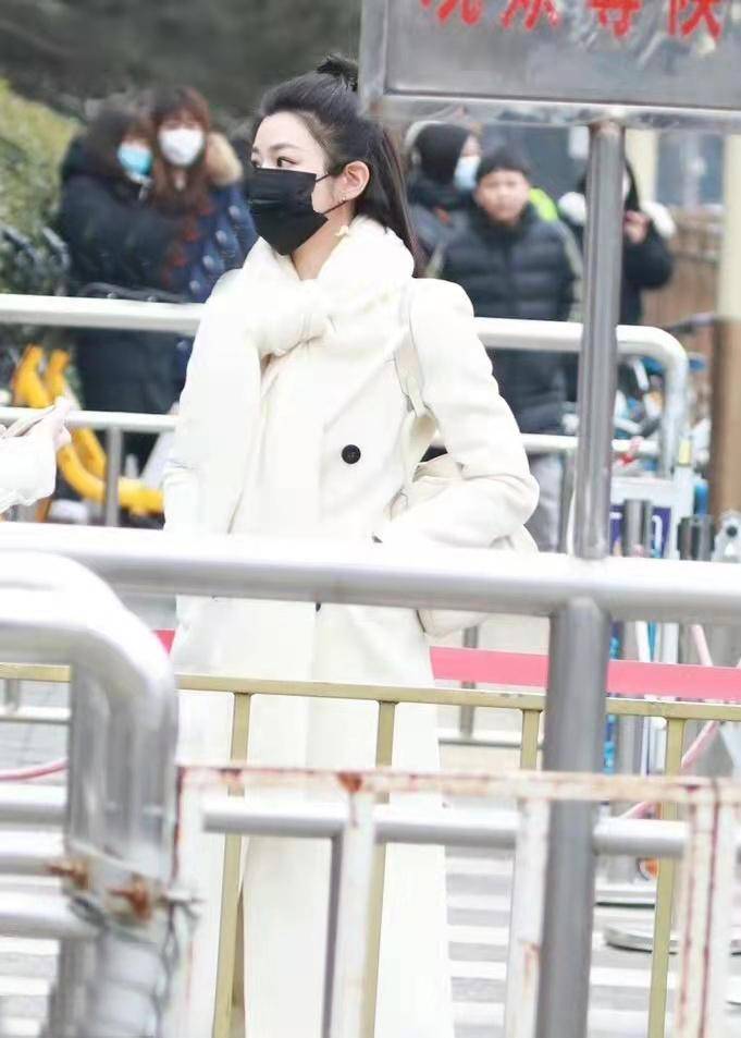 陈妍希白色大衣搭配同色手袋赴电视参加舞台彩排，冬日氛围感满满