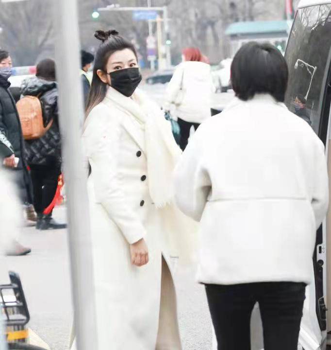 陈妍希白色大衣搭配同色手袋赴电视参加舞台彩排，冬日氛围感满满