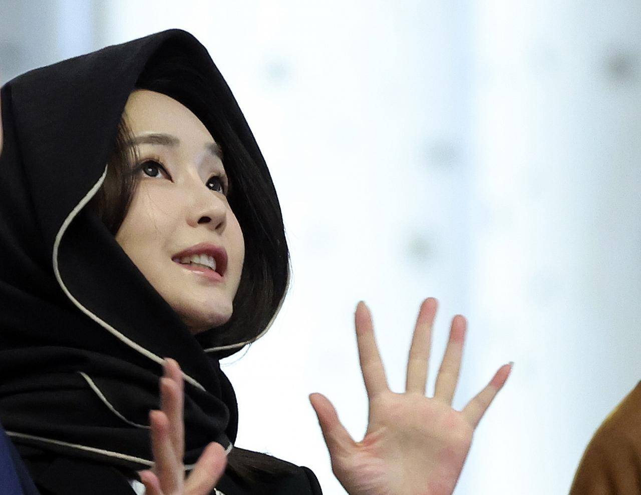 韩第一夫人在阿联酋新造型换小黑裙！发量让人羡慕，脸嫩得不真实