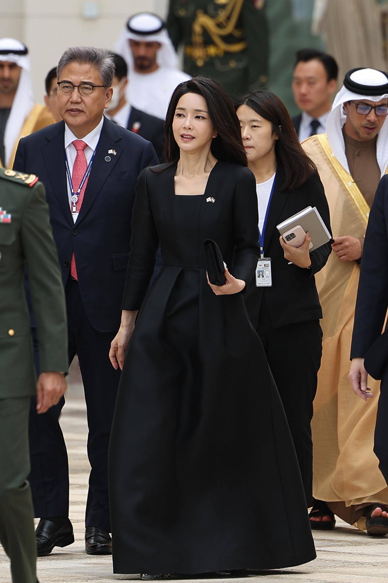 韩国夫人在阿联酋国宴放大招！穿宫廷风小黑裙气场好强，好隆重啊