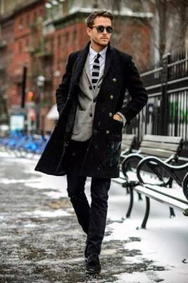 年过40的男士，穿搭要讲究稳重感了，“黑色大衣”怎么穿都不踩雷