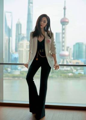 谭松韵穿白色西装配黑色微喇长裤出席活动，优雅时髦还显高