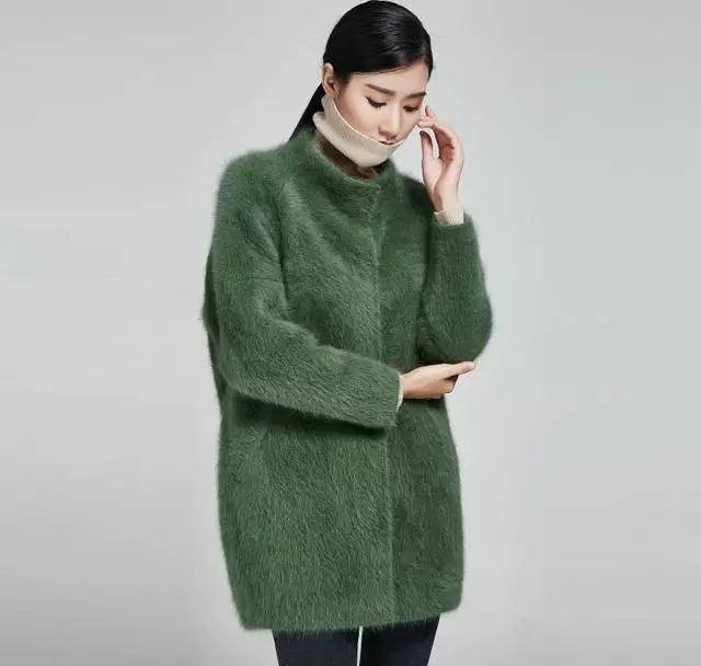今年不只流行军绿色外套羽绒服，军绿色毛衣裙也流行，时髦又保暖