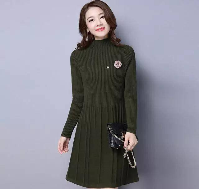 今年不只流行军绿色外套羽绒服，军绿色毛衣裙也流行，时髦又保暖