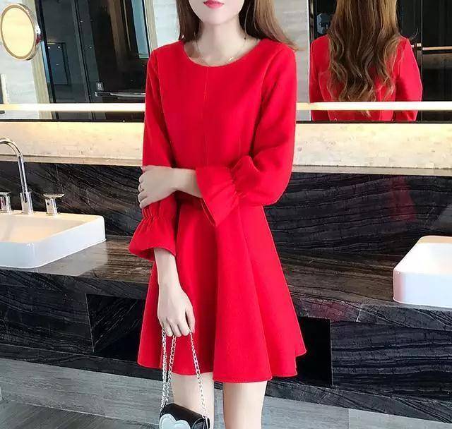 开年就要喜庆又时髦，红色连衣裙这样穿，从此拒绝俗气感