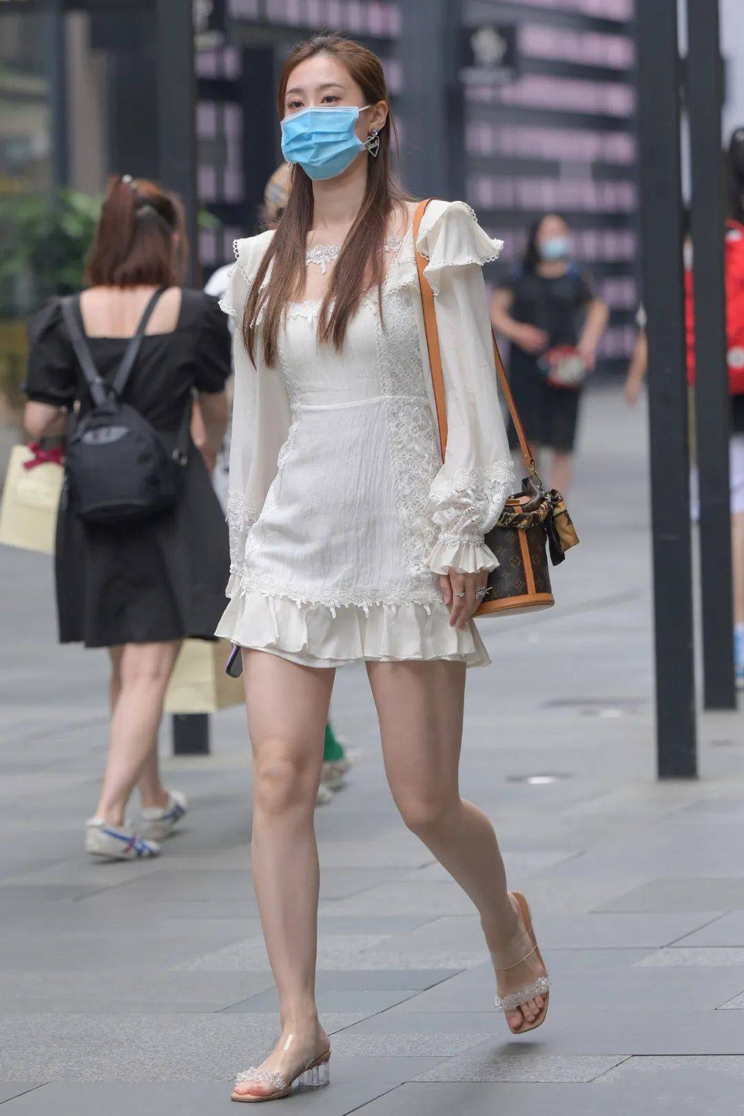 大方优雅的穿搭，米白色连衣裙搭配时髦凉鞋，落落大方魅力四射