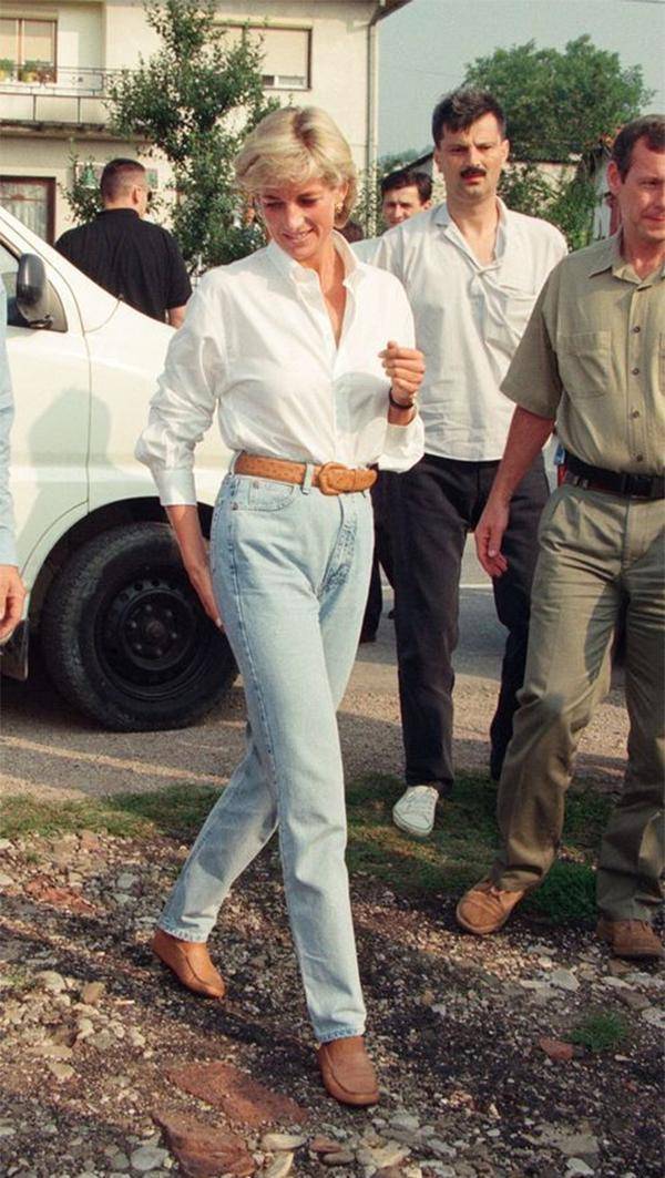 戴安娜太“前卫”了！普通白衬衫配牛仔裤，解开领口纽扣瞬间时髦