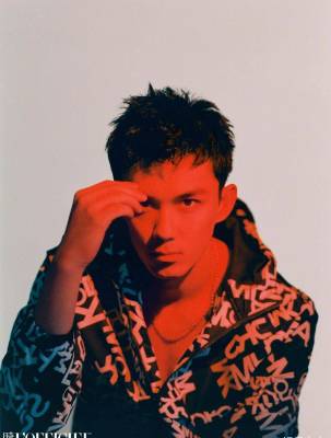 吴磊《时装男士》四月封面大片，在红色光影变幻下展现少年魅力