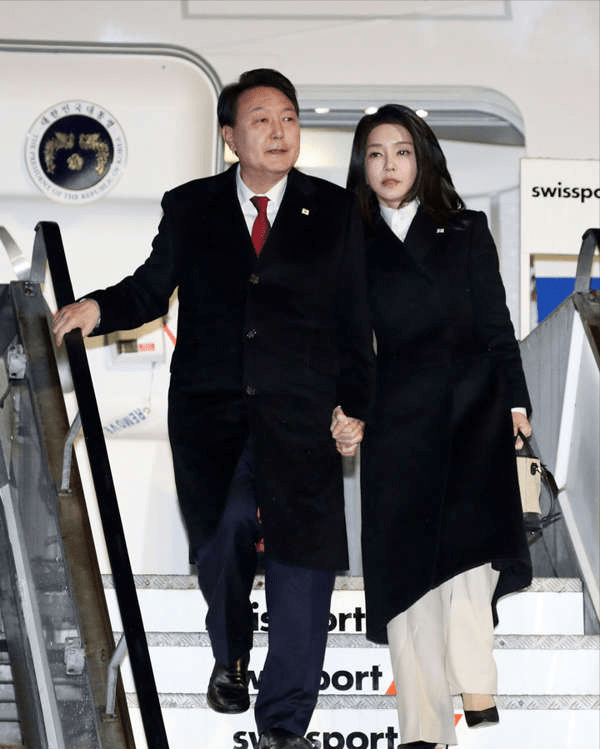 韩国第一夫人美到瑞士了！下飞机粘着老公好恩爱，穿粉裙嫩成少女
