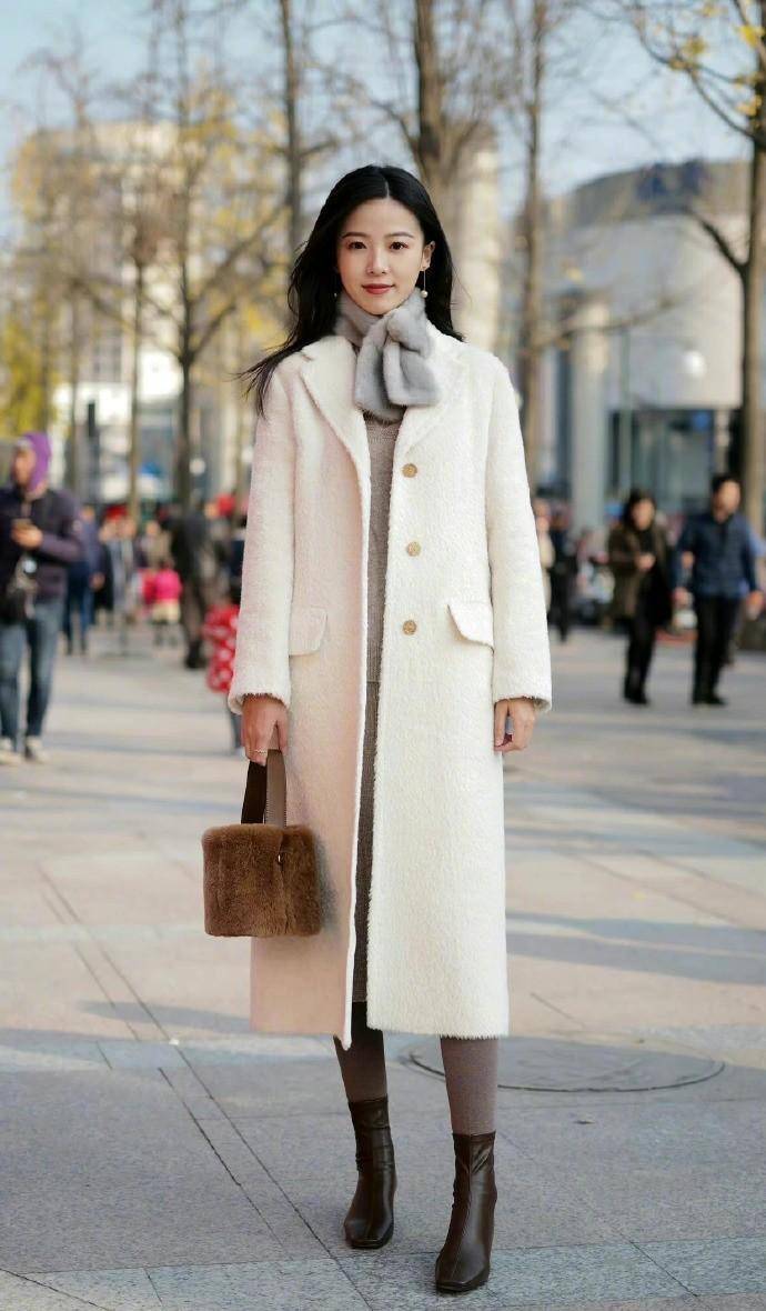 杭州女生有多会穿？看她们“大衣+围巾”搭配，时髦气质还显瘦