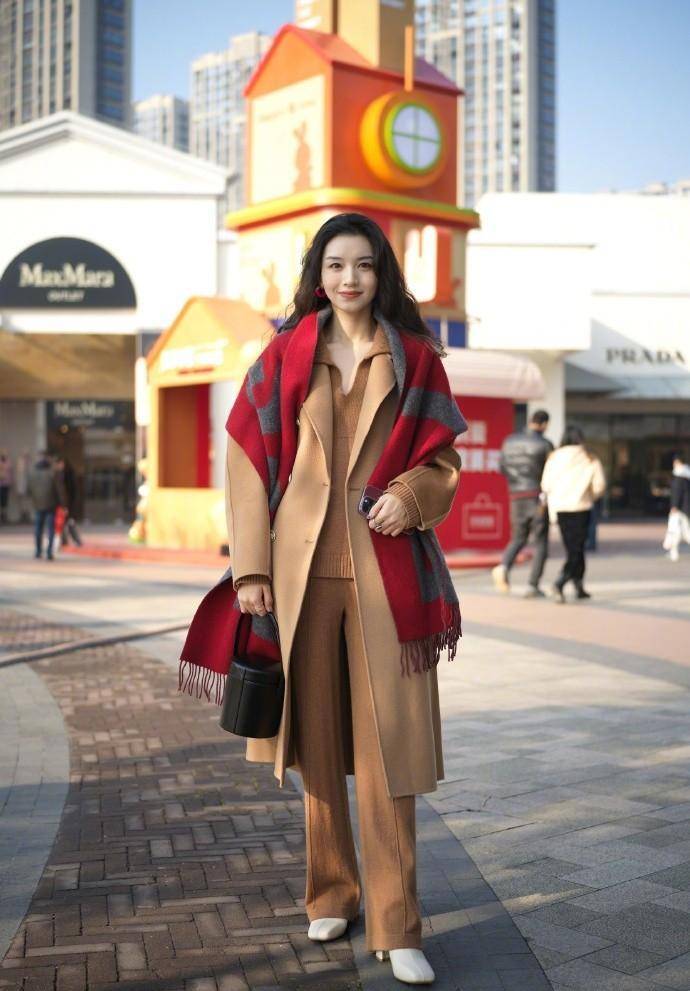 杭州女生有多会穿？看她们“大衣+围巾”搭配，时髦气质还显瘦