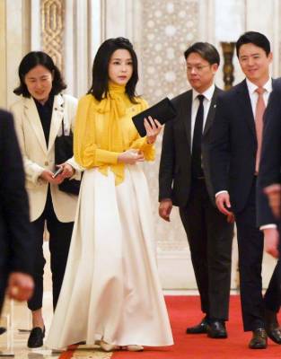 韩国第一夫人出访时这身晚宴造型更惊艳！薄纱黄衣配白裙，太仙了