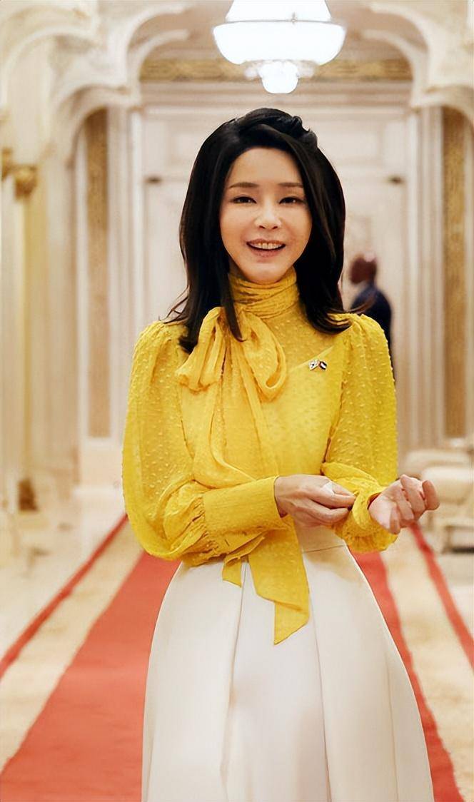 韩国第一夫人出访时这身晚宴造型更惊艳！薄纱黄衣配白裙，太仙了