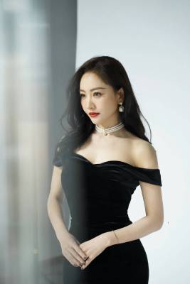 41岁杨蓉美出圈，穿小黑裙秀“人鱼身材”，不婚不育确实挺抗老！