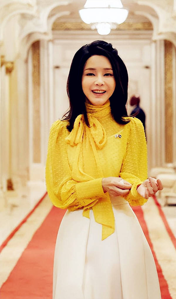 韩国夫人出访瑞士挺时髦，丝带衬衫穿出青春感！50岁少女心不减
