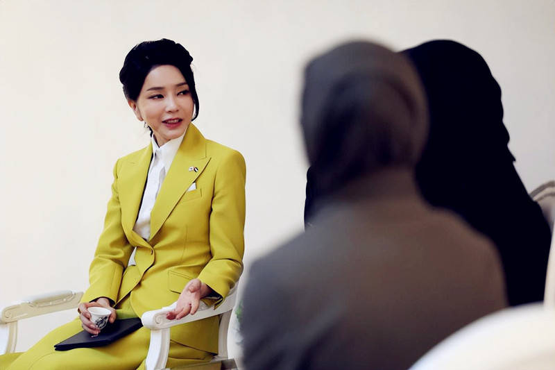 韩国夫人出访瑞士挺时髦，丝带衬衫穿出青春感！50岁少女心不减