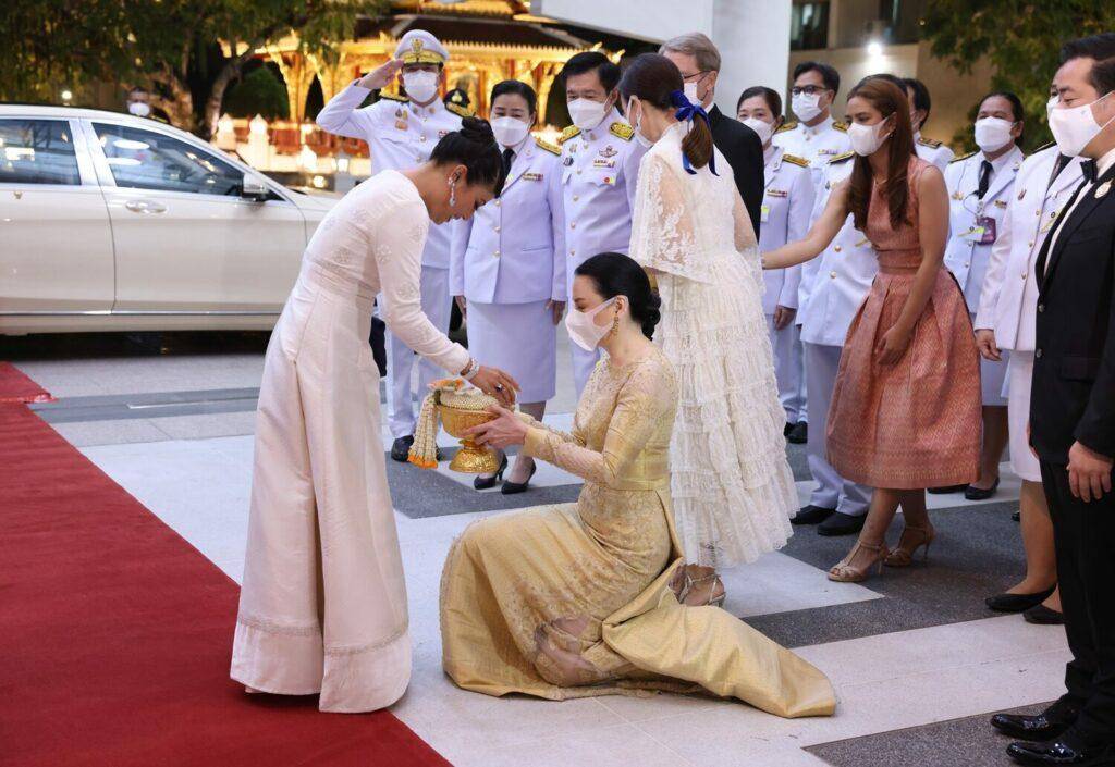 泰国神兽公主穿白裙闪耀音乐会！华裔富婆也来了，却跪在公主面前