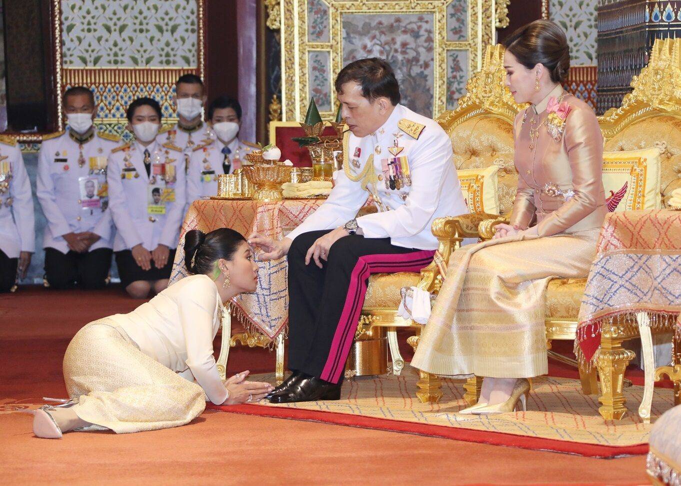 泰国神兽公主穿白裙闪耀音乐会！华裔富婆也来了，却跪在公主面前