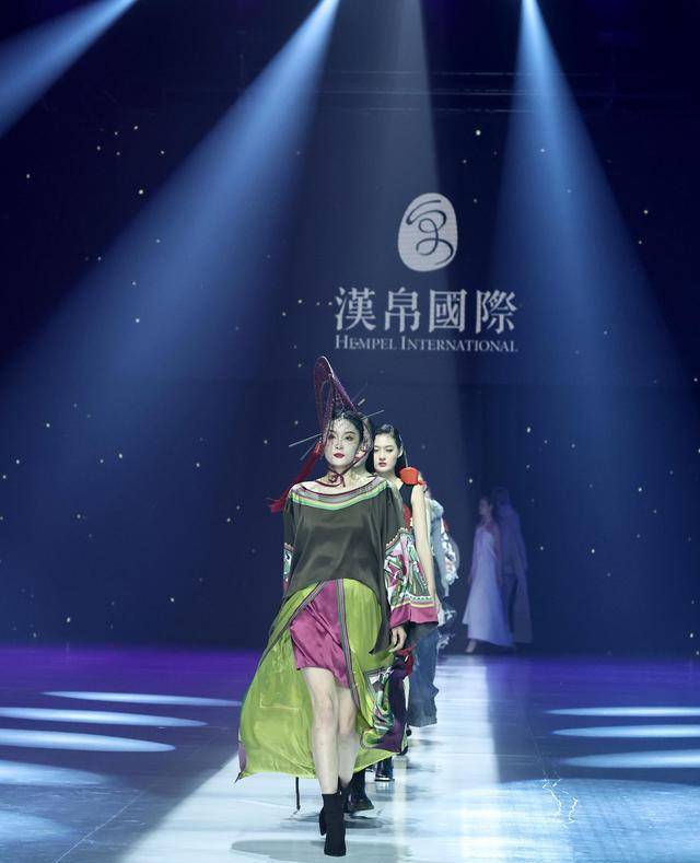 新华全媒+中国国际时装周（2023春夏系列）在北京拉开帷幕
