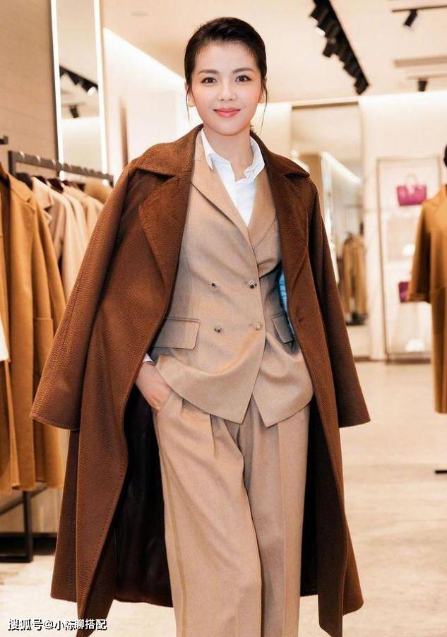 袁泉、刘涛告诉你：大衣要穿出高级感？请学会这样穿，美丽又自信