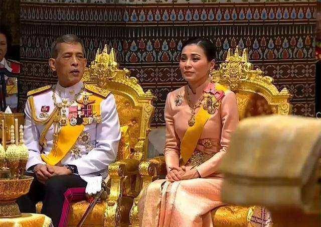 泰国王后为人低调！穿衣时髦配饰简单，情商高紧抓王子手不放