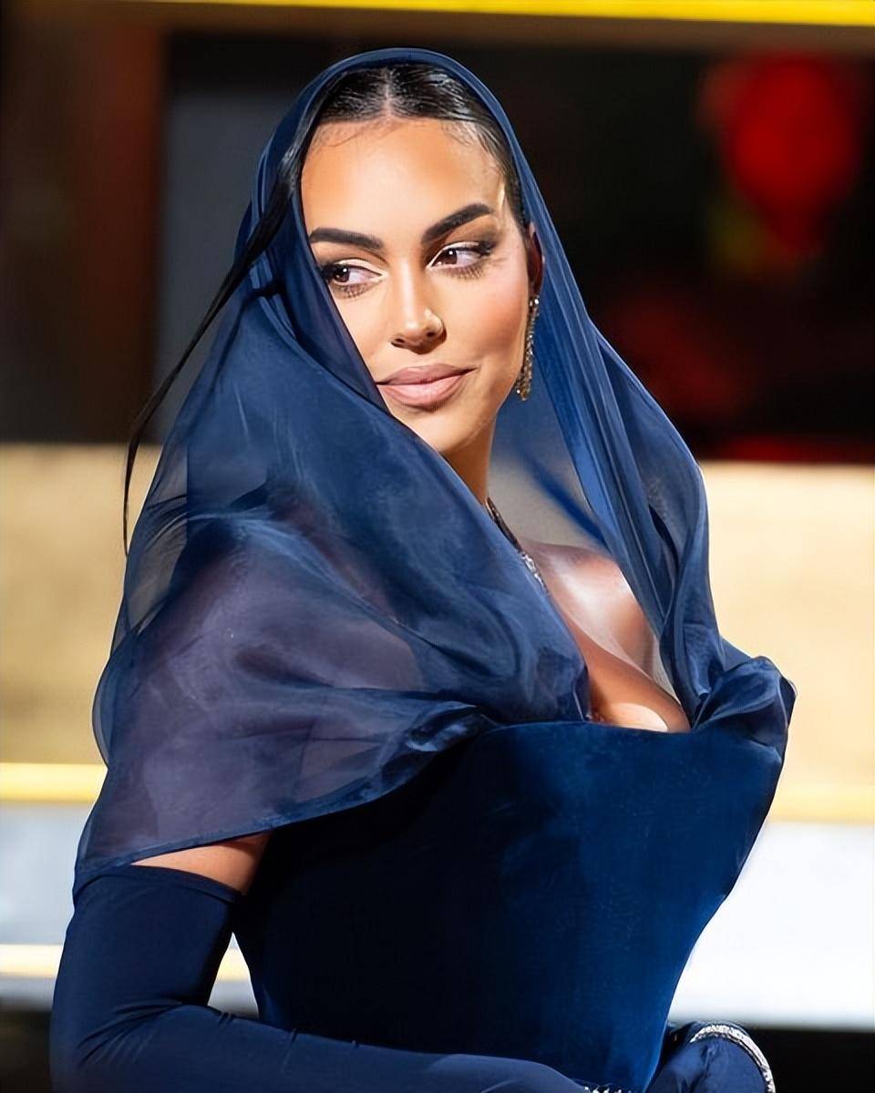 乔治娜在沙特走红毯把人惊艳！穿低胸裙配头纱，4层钻石项链太壕