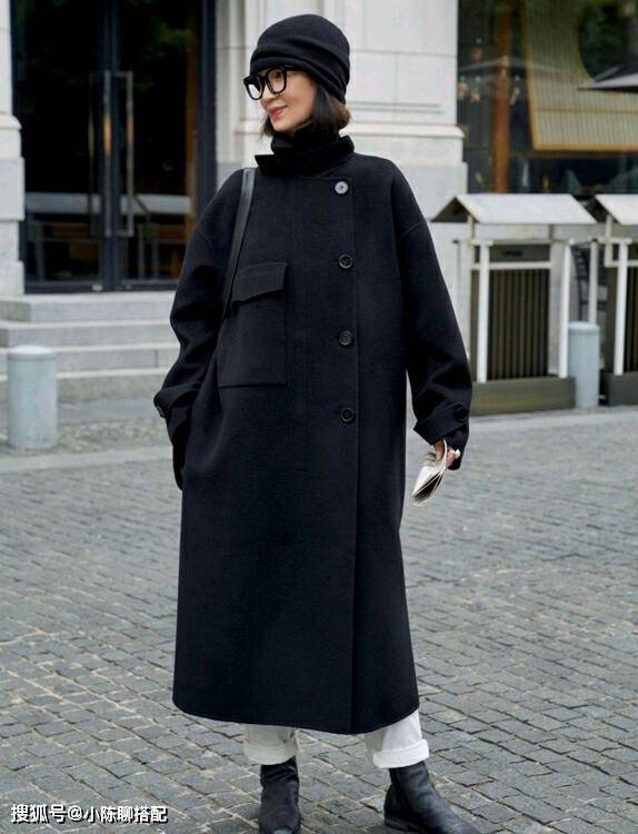 50岁女人独宠的黑色大衣，这样穿搭，优雅又很端庄，众人被惊艳到