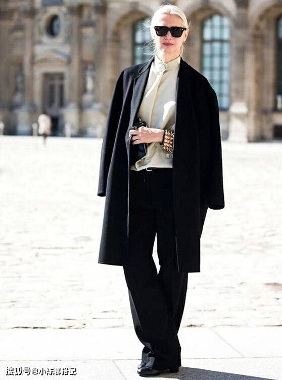 50岁女人独宠的黑色大衣，这样穿搭，优雅又很端庄，众人被惊艳到