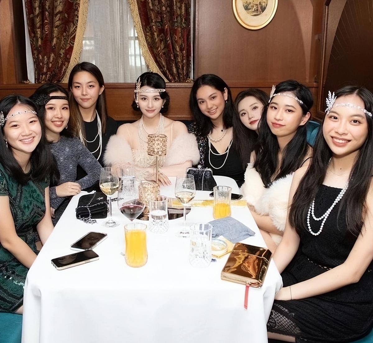 邱淑贞女儿沈月白裙出席晚会，看21岁「最美星二代」时装进化之路