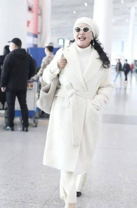 张兰向太彤一身白裙走机场，一个是漂亮的裙子，一个是时髦又温柔又廉价的