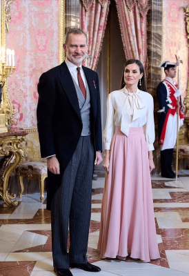 西班牙王后在新年招待会上美翻！飘带衬衫配粉裙，50岁都有少女感