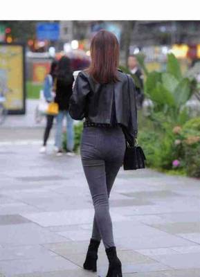 黑外套加时髦牛仔裤御姐风格，时尚又可爱，让小姐姐在春天很受欢迎
