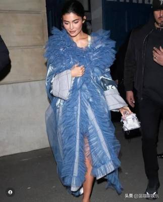 凯莉·詹娜身穿蓝色大衣和闪亮高跟鞋参加巴黎时装周，性感十足